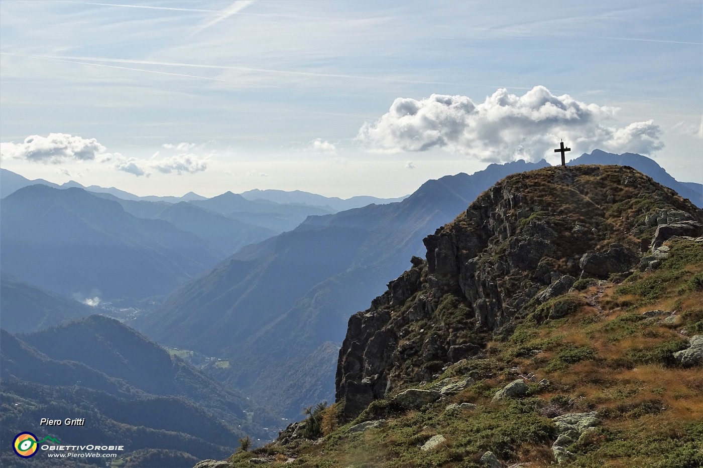 47 Lo sperone roccioso del Mincucco con la croce lignea (1832 m).JPG